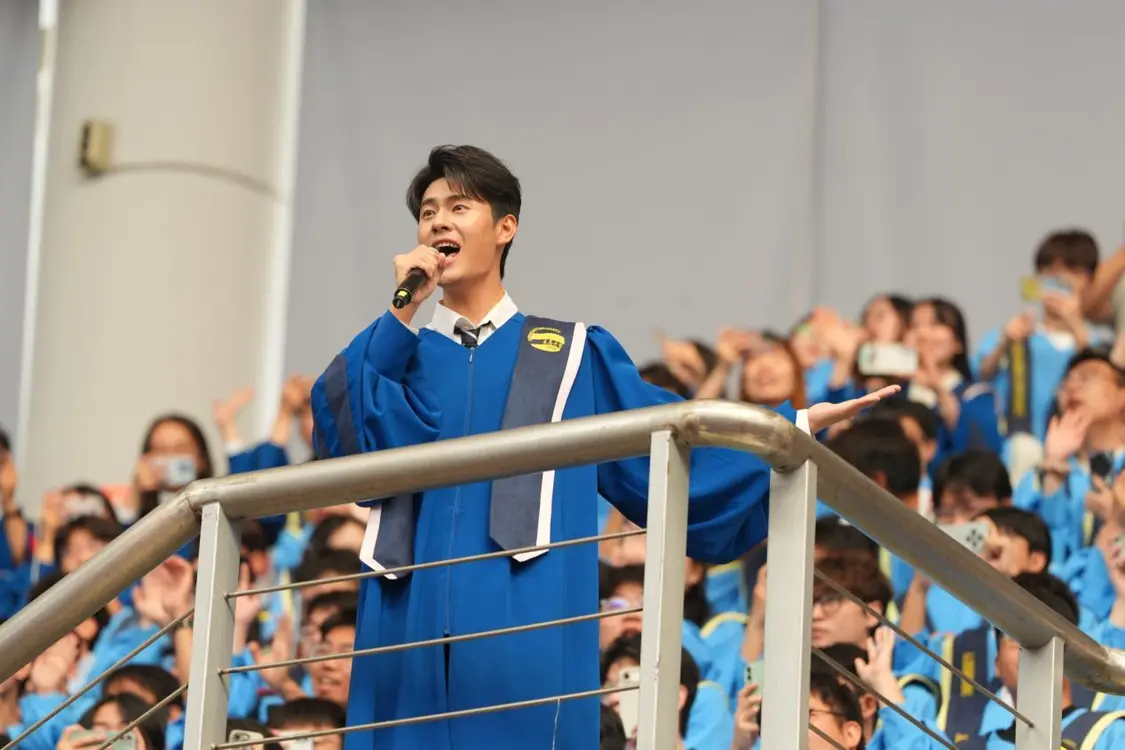 2026青岛大学毕业典礼上,女生空灵噪音唱响《一路生花》,唱出所有人对未来的期许。 2026青岛大学毕业典礼上,女生空灵噪音唱响《一路生花》,唱出所有人对未来的期许。